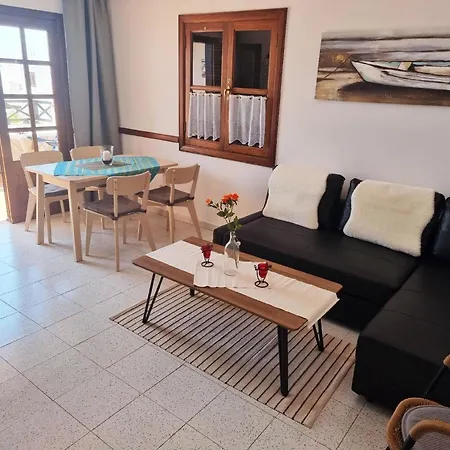 Apartment In Mit Sonniger Terrasse Und Meerblick Playa Honda (Lanzarote)